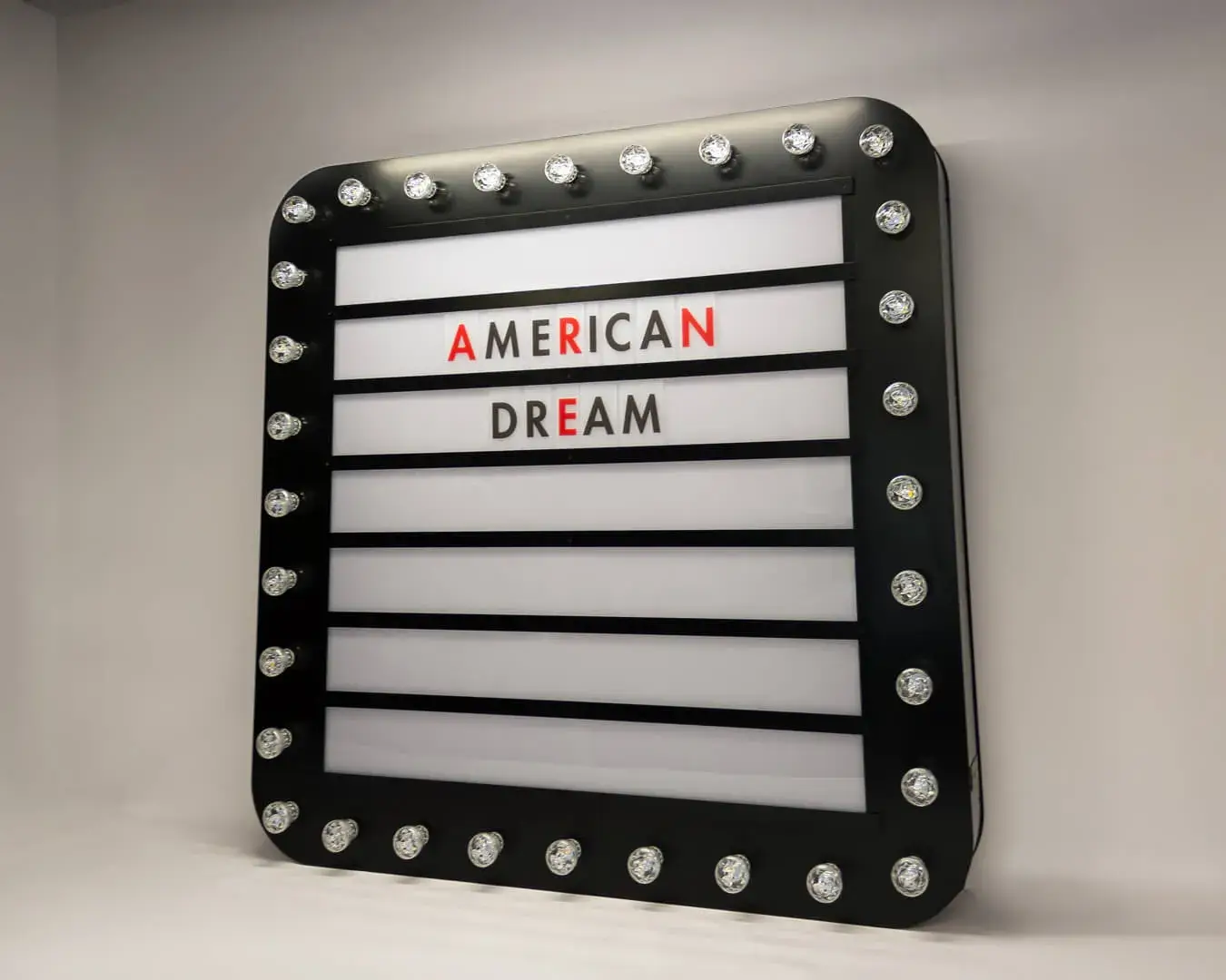 American Dream - tablica z żarówkami, z możliwością zmiany liter, w stylu retro.